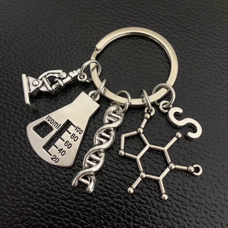 Chaveiro Científico com DNA, Erlenmeyer, Microscópio, Molécula + Letra do seu Nome